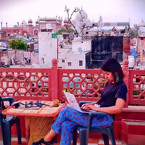 India Walking Distance From Taj Mahal-- Rooftop Taj Mahal View Гостевой дом